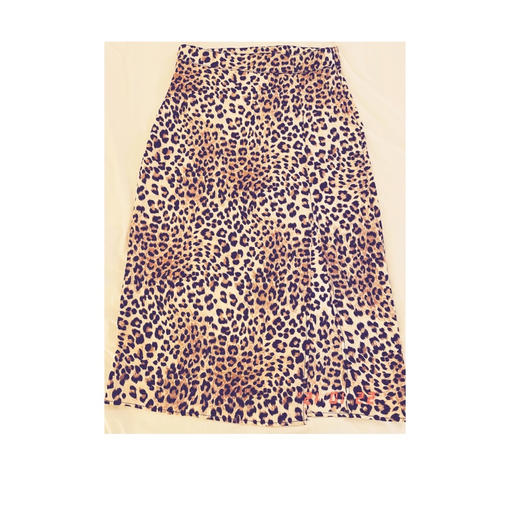 Leopard print skirt with slit